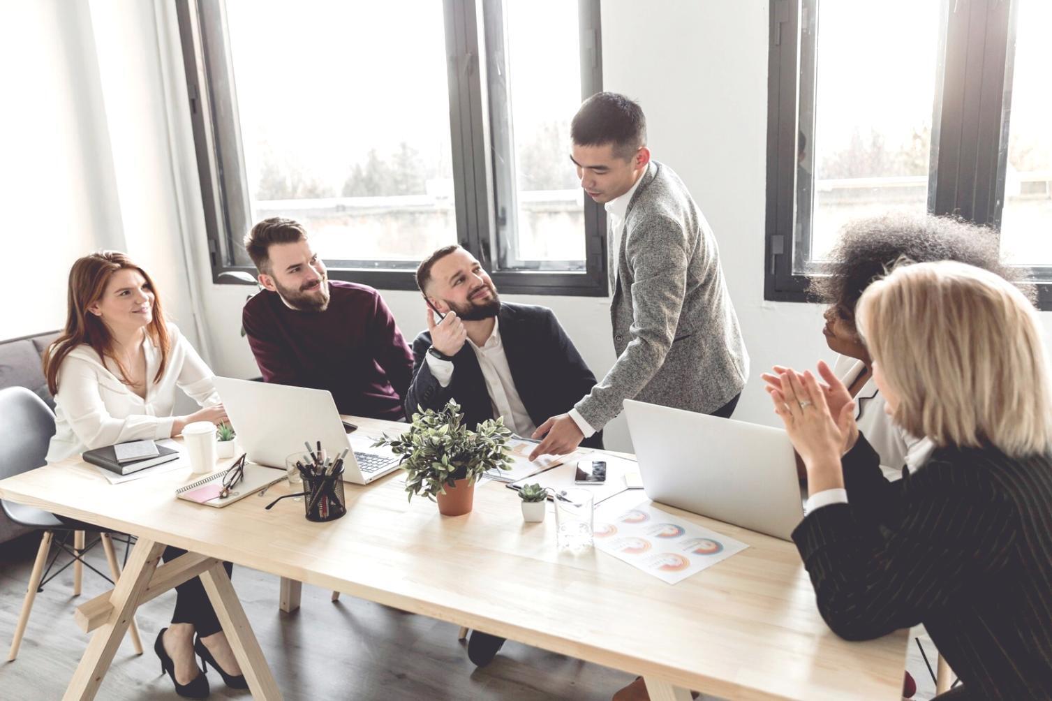 Groupe d'apprenants collaborant sur des concepts financiers